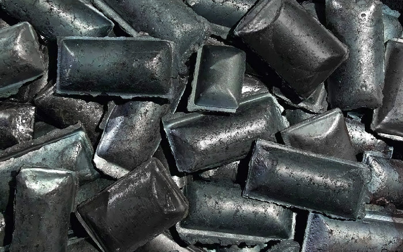 Hot briquetted iron briquettes